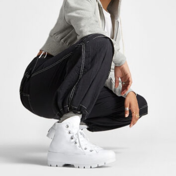 New Converse Chuck Taylor All Star Lugged
WOMEN'S HIGH TOP SHOE - Picture 7 of 14